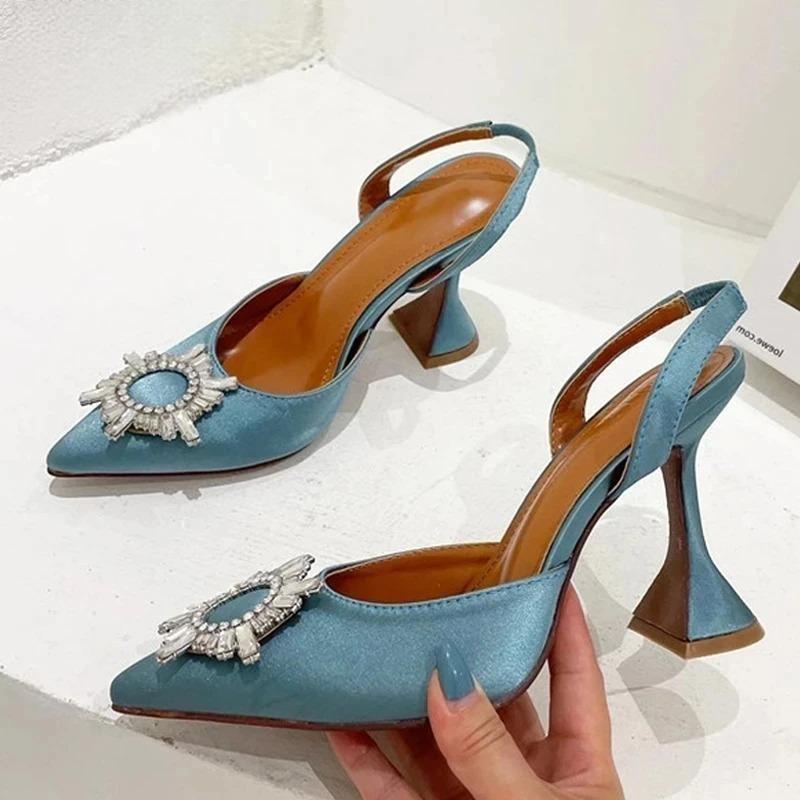 Effortlessly Elegant Heels with a Timeless Design