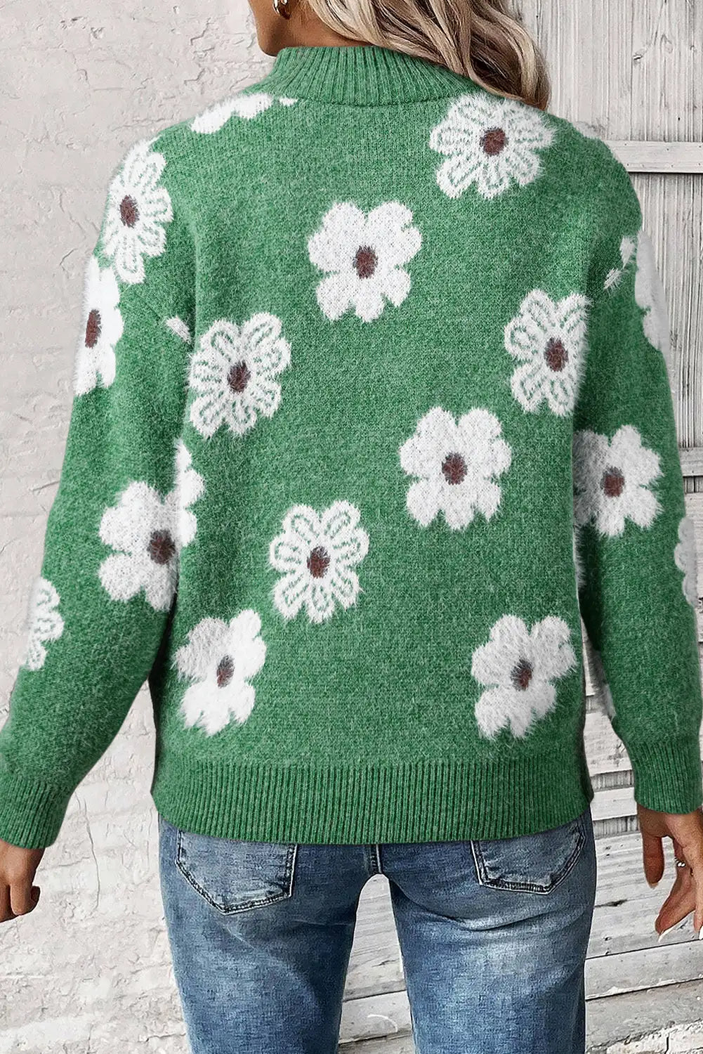 Effortlessly Elegant Sweater with a Timeless Design