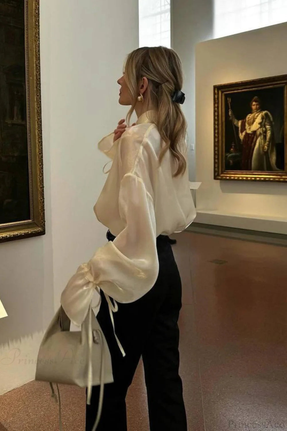 Well Tailored Blouse with a Graceful Silhouette