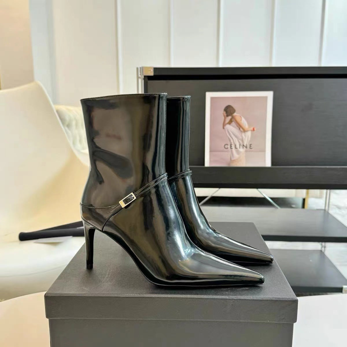 Effortlessly Elegant Boots with a Timeless Design