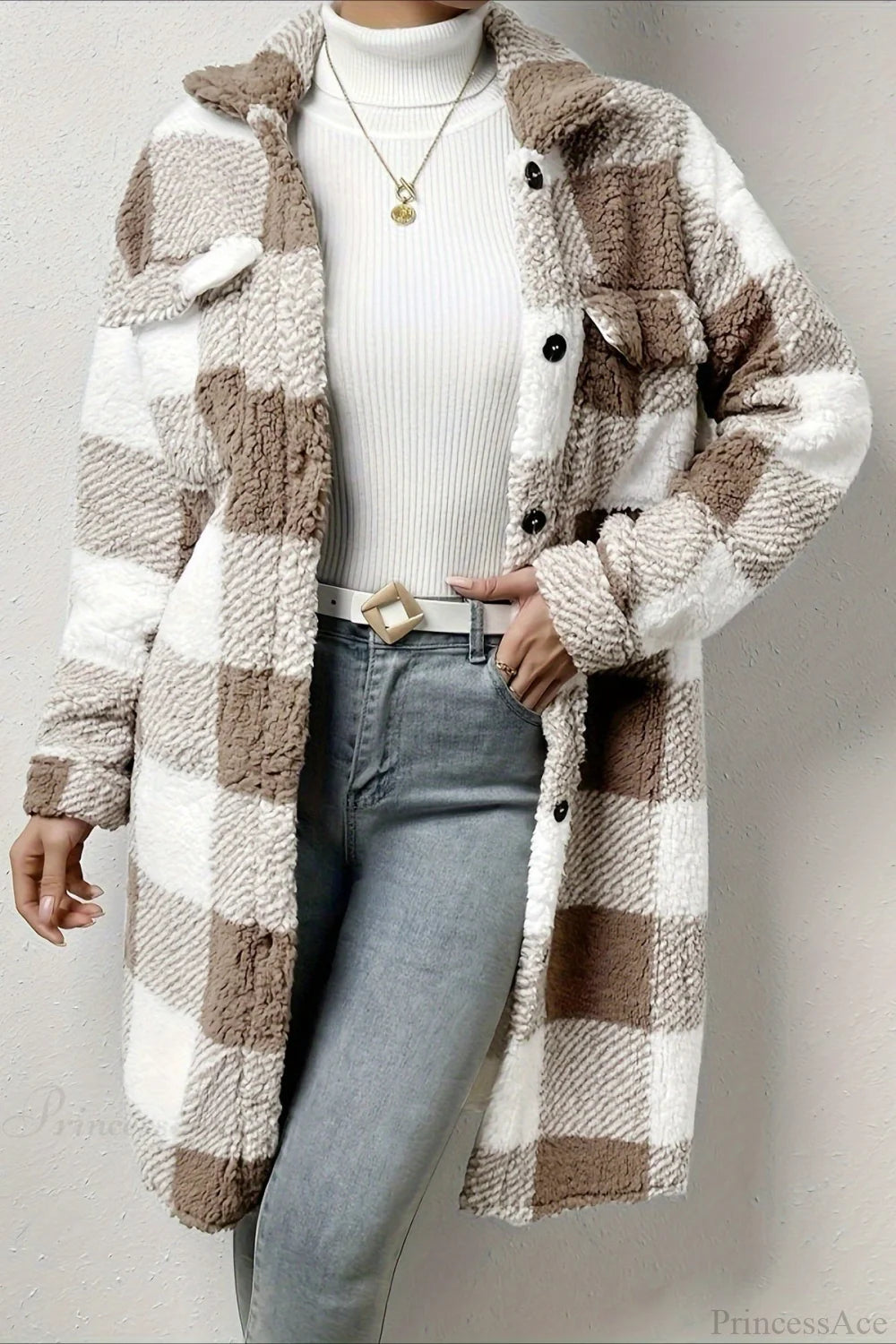 Well Tailored Coat with a Graceful Silhouette