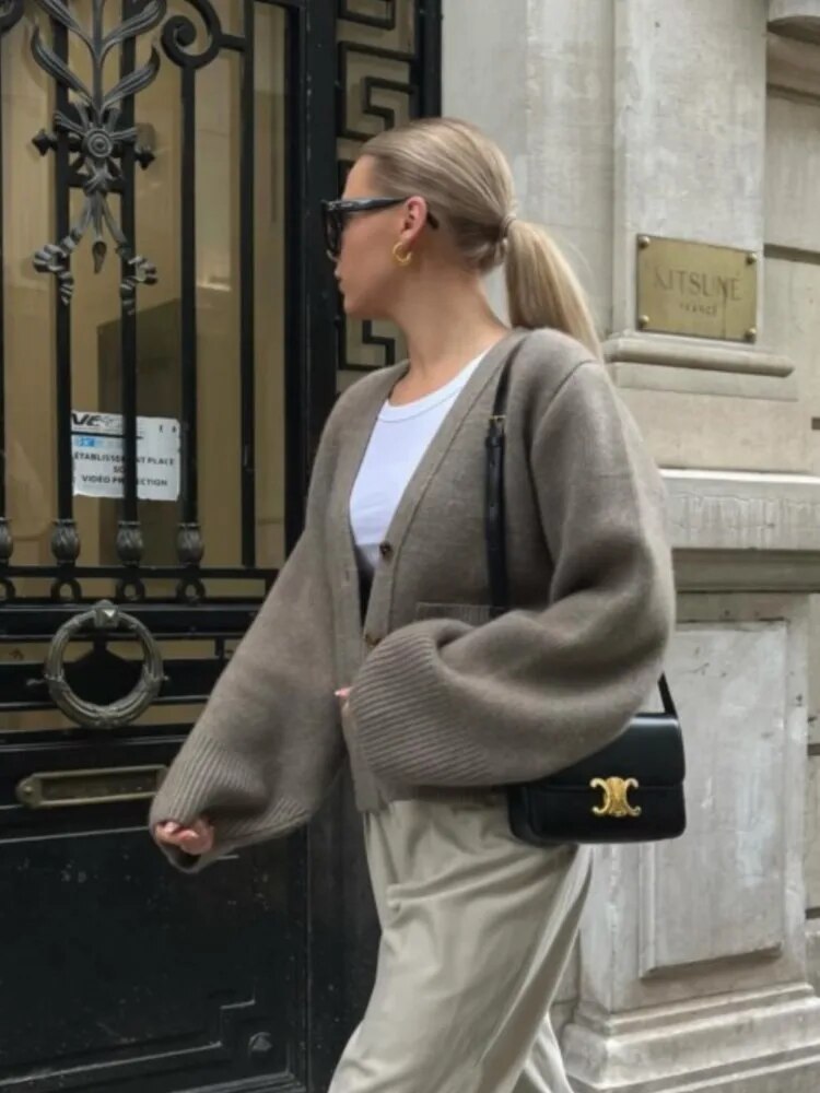 Well Tailored Cardigan with a Graceful Silhouette