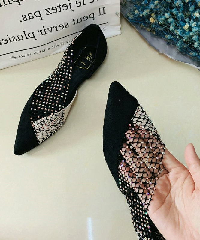 Effortlessly Elegant Shoes with a Timeless Design