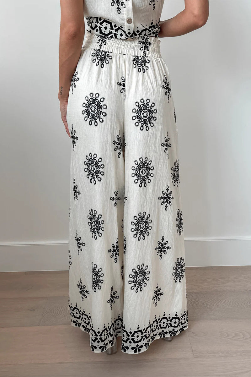 Effortlessly Elegant Garment with a Timeless Design