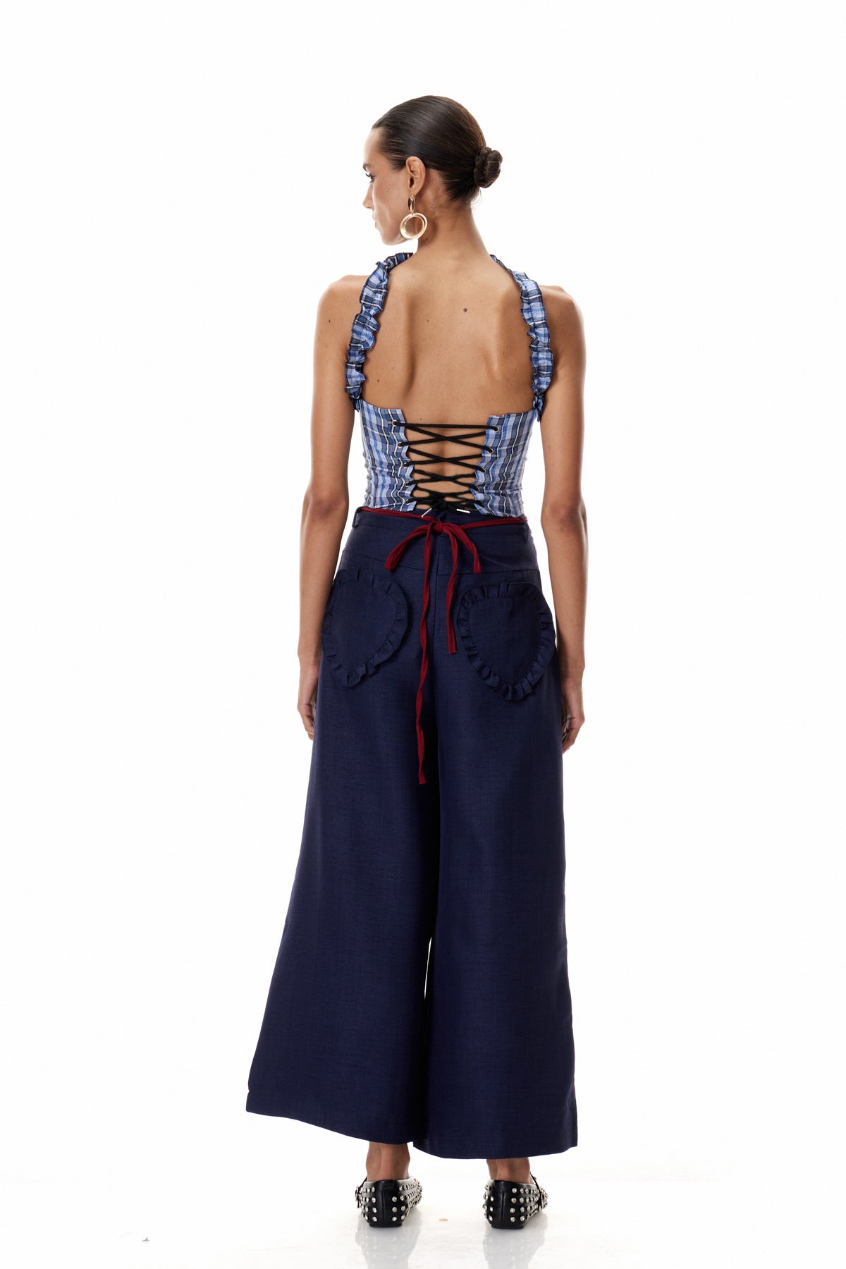 Effortlessly Elegant Pants with a Timeless Design