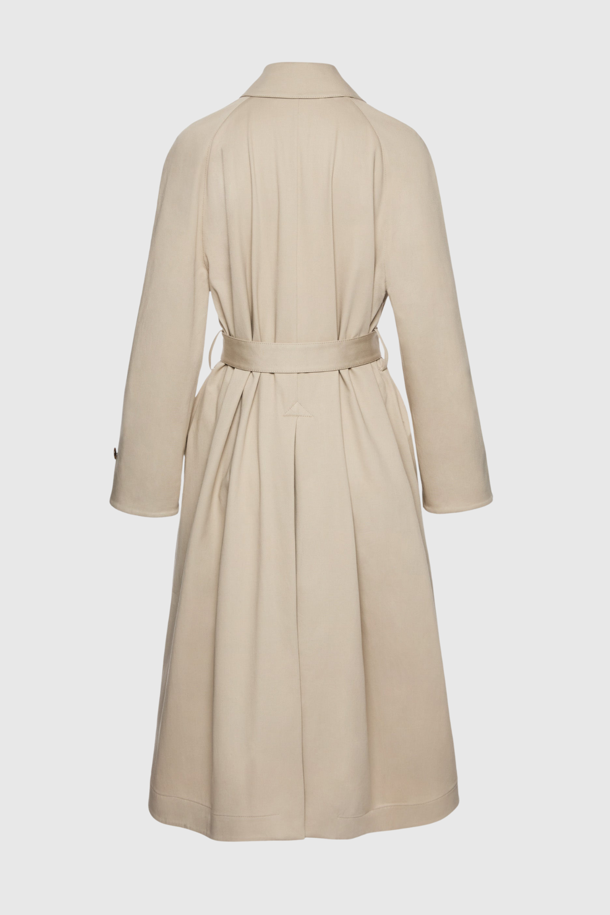 Well Tailored Coat with a Graceful Silhouette