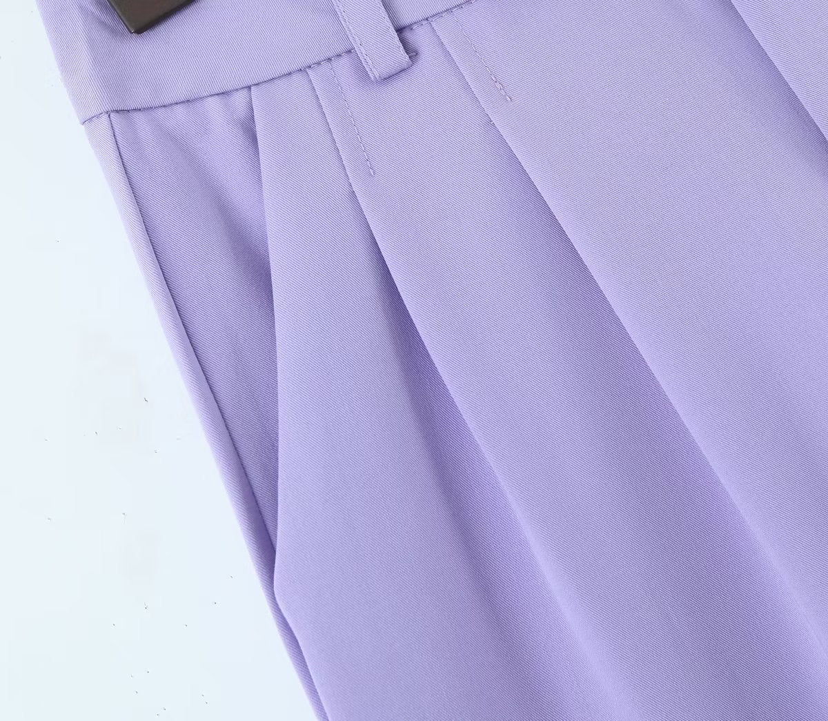 Well Tailored Pants with a Graceful Silhouette