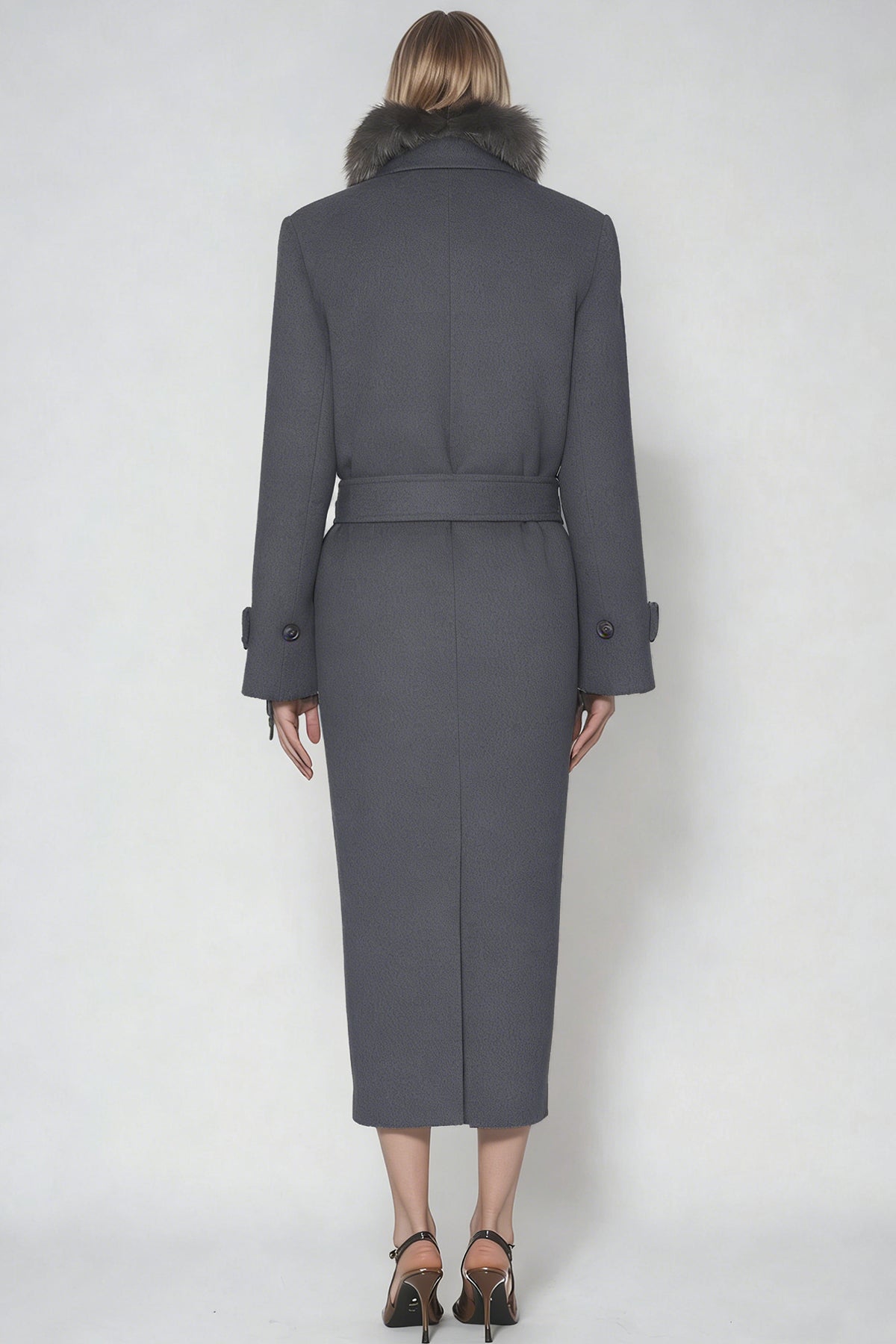 Well Tailored Coat with a Graceful Silhouette