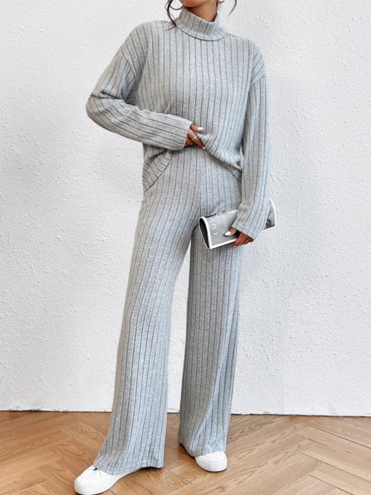 Effortlessly Elegant Pants with a Timeless Design