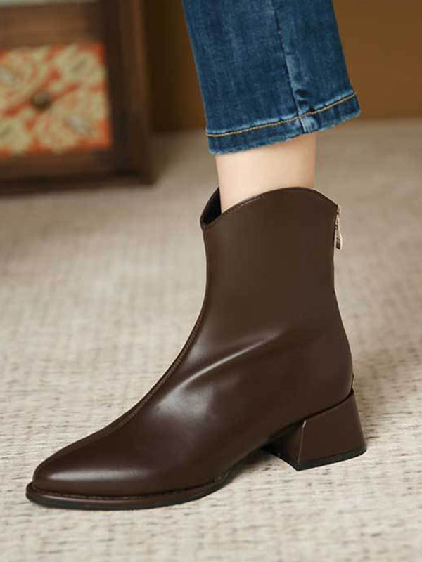Effortlessly Elegant Boots with a Timeless Design