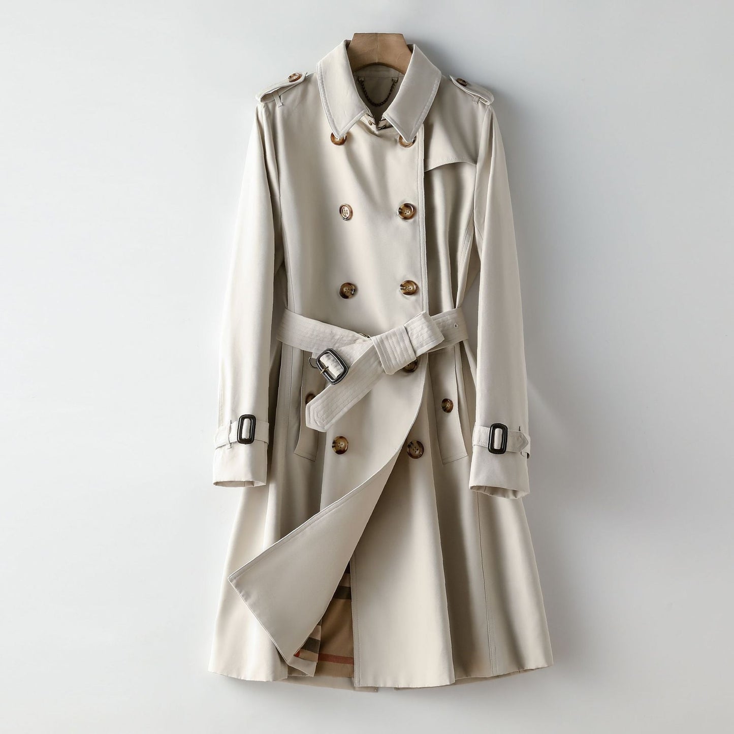 Well Tailored Coat with a Graceful Silhouette
