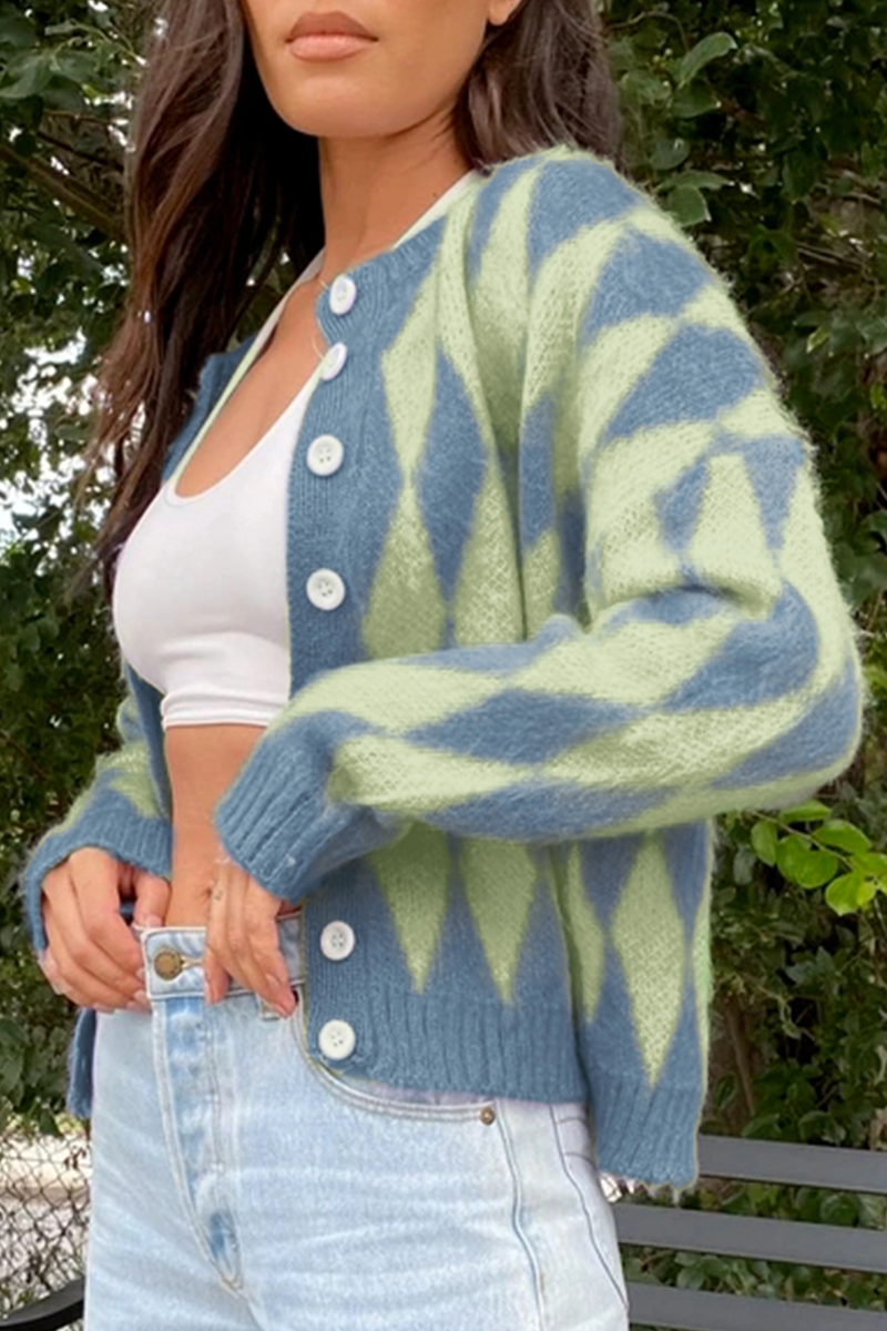 Well Tailored Sweater with a Graceful Silhouette