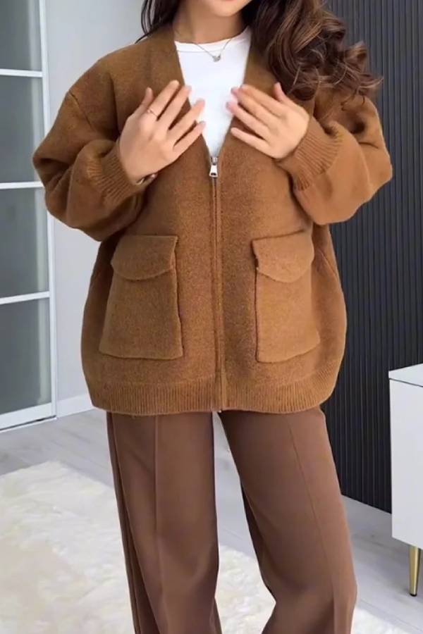 Effortlessly Elegant Sweater with a Timeless Design