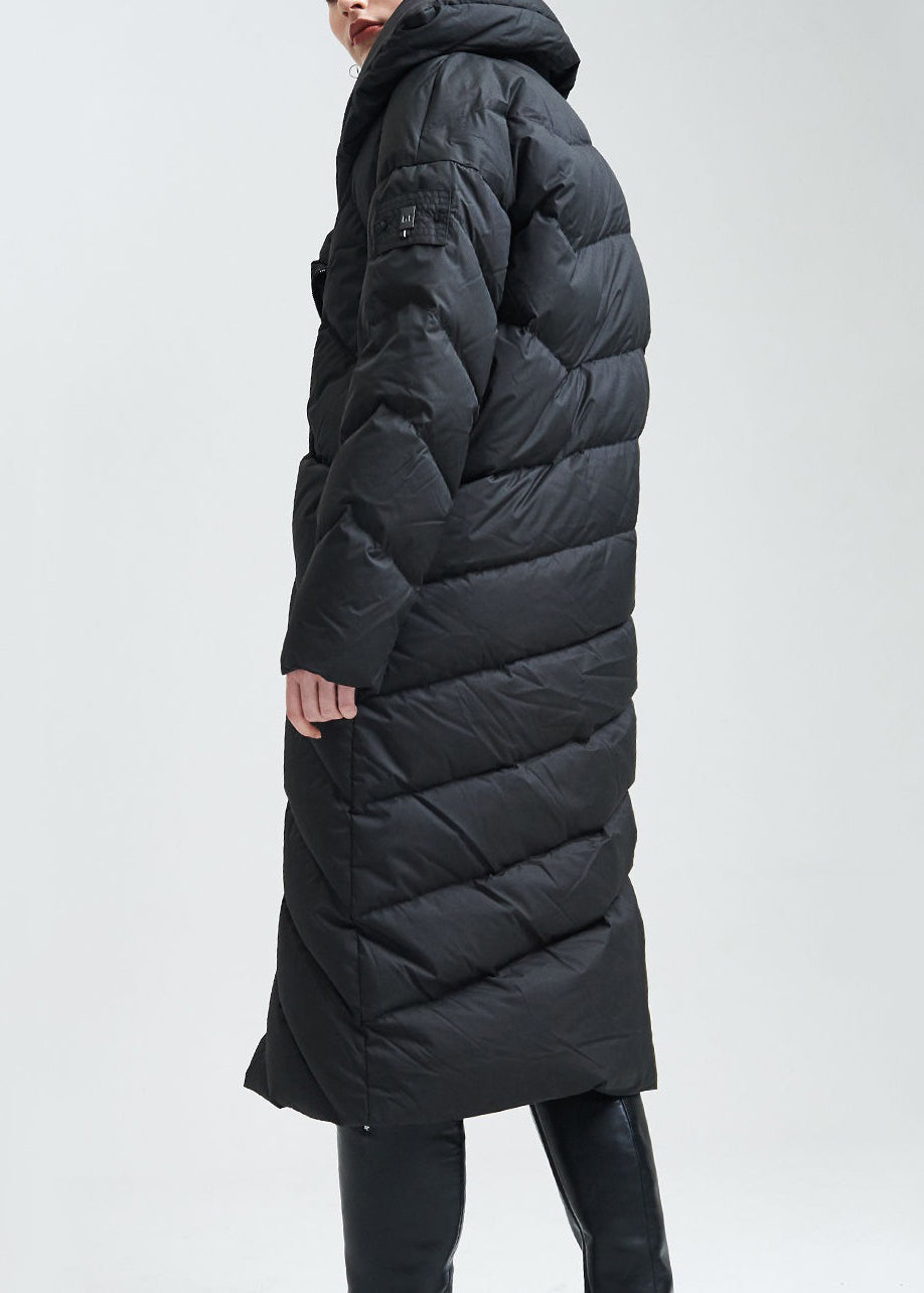 Well Tailored Coat with a Graceful Silhouette