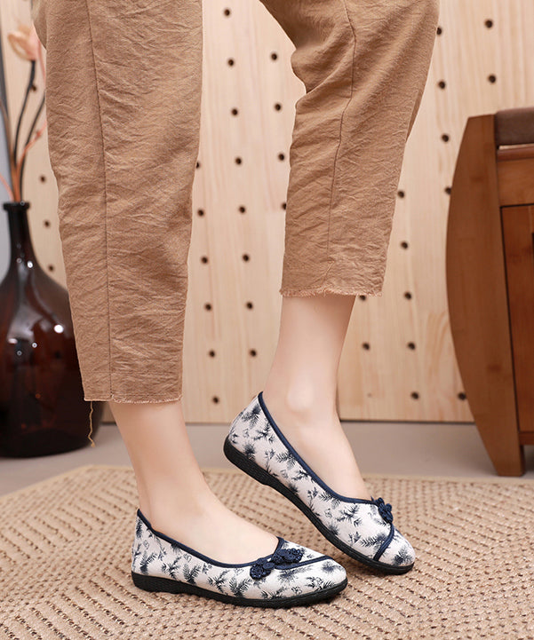 Effortlessly Elegant Shoes with a Timeless Design