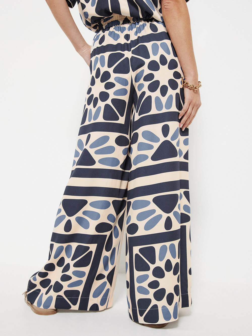 Beautifully Finished Pants in a Timeless Design