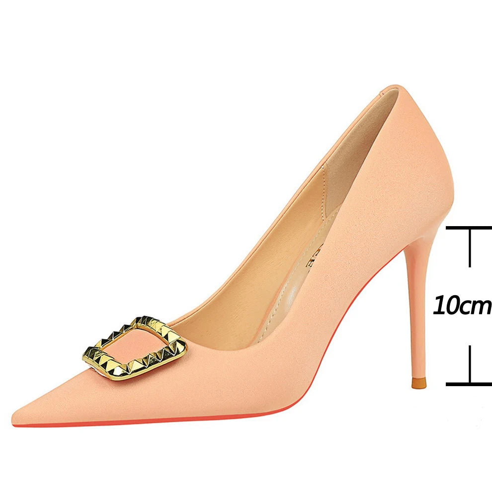 Effortlessly Elegant Shoes with a Timeless Design