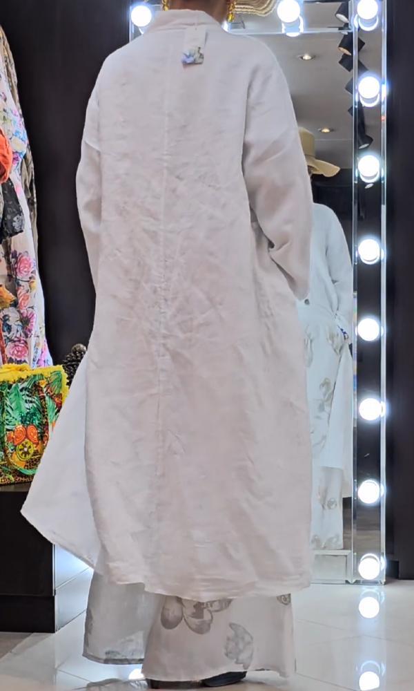 Well Tailored Blouse with a Graceful Silhouette