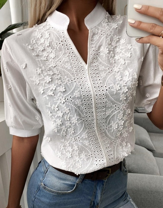 Effortlessly Elegant Blouse with a Timeless Design