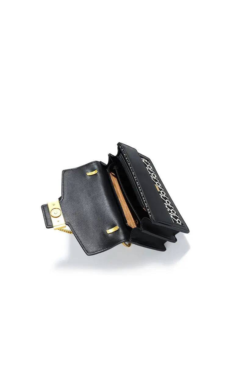 Well Tailored Bag with a Graceful Silhouette