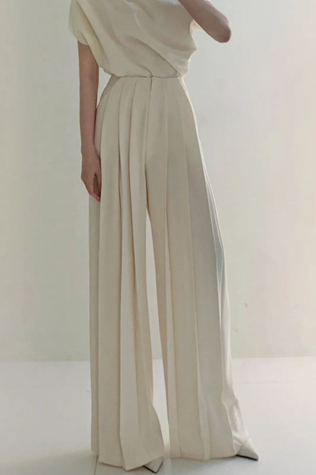 Well Tailored Pants with a Graceful Silhouette