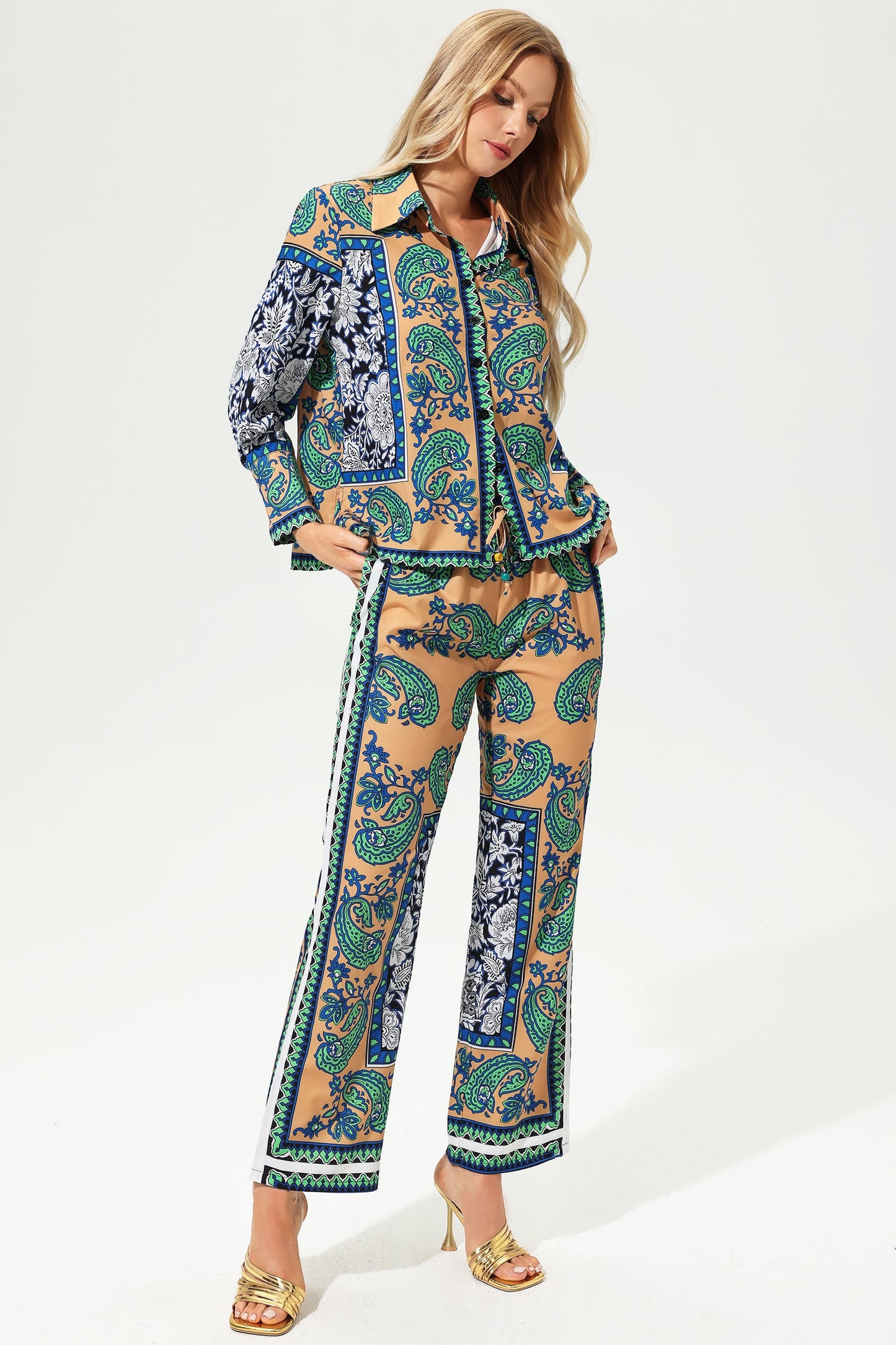 Effortlessly Elegant Garment with a Timeless Design