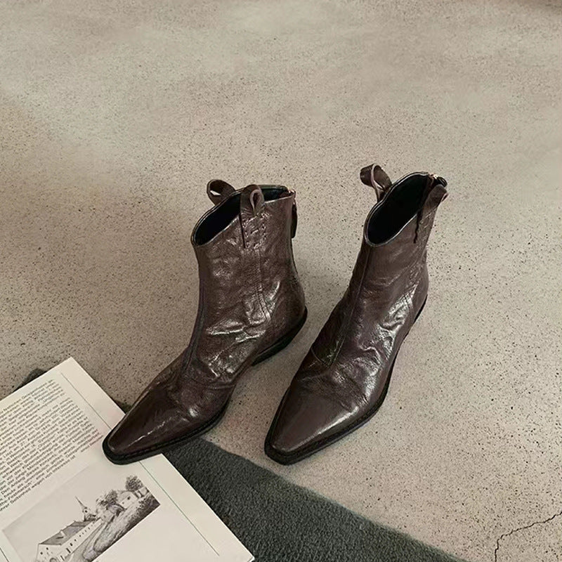 Effortlessly Elegant Boots with a Timeless Design