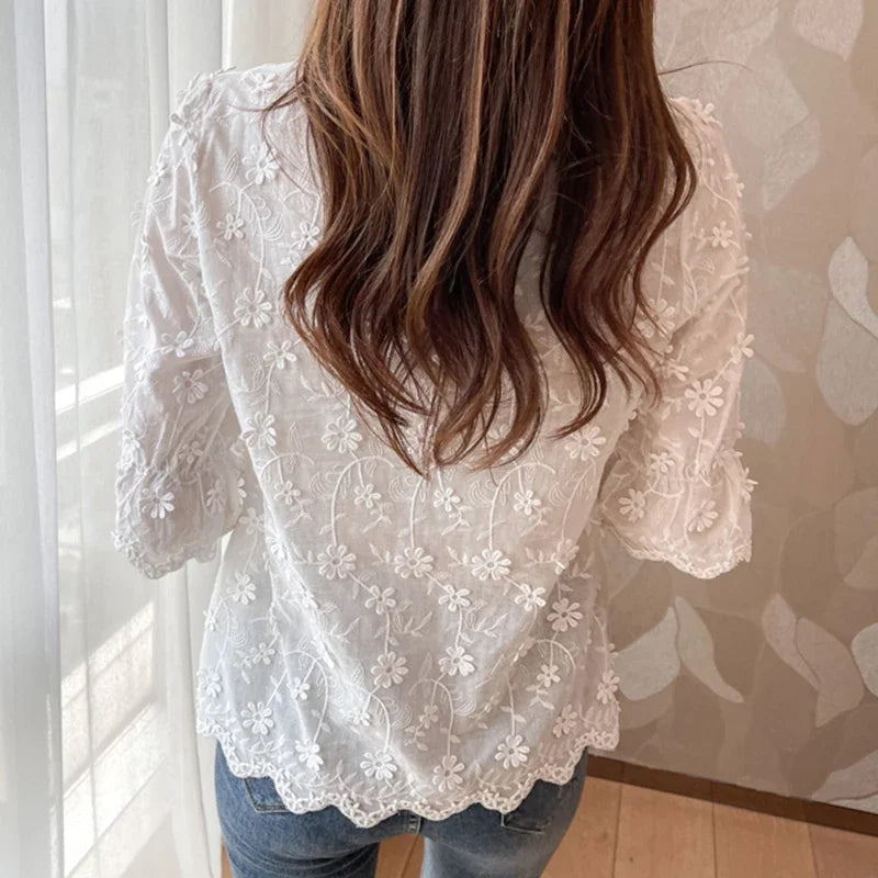 Effortlessly Elegant Blouse with a Timeless Design