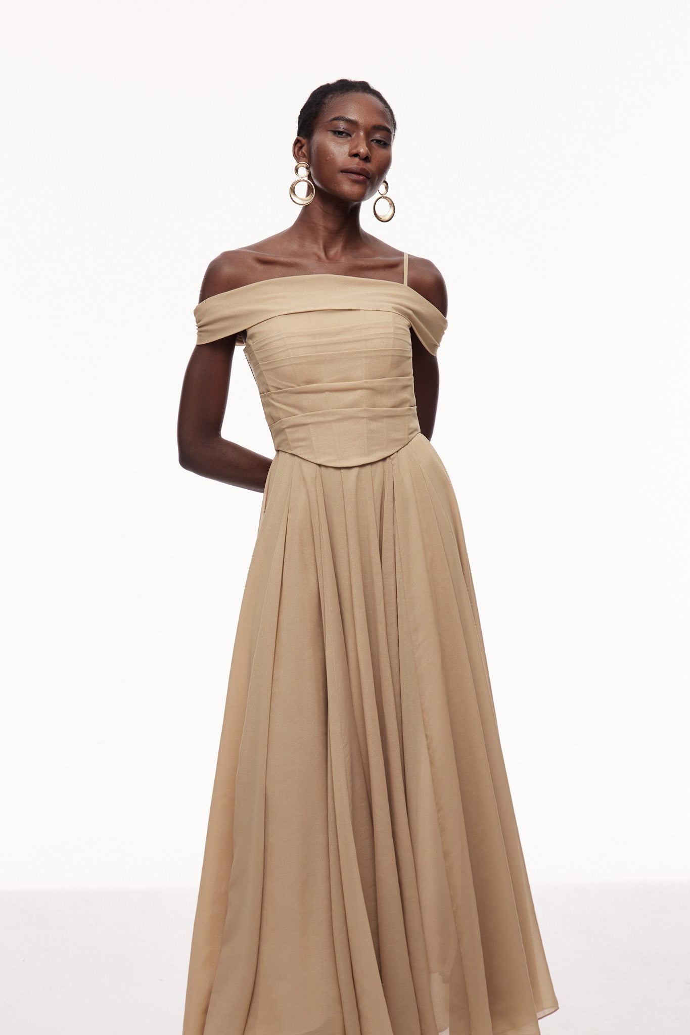 Effortlessly Elegant Dress with a Timeless Design