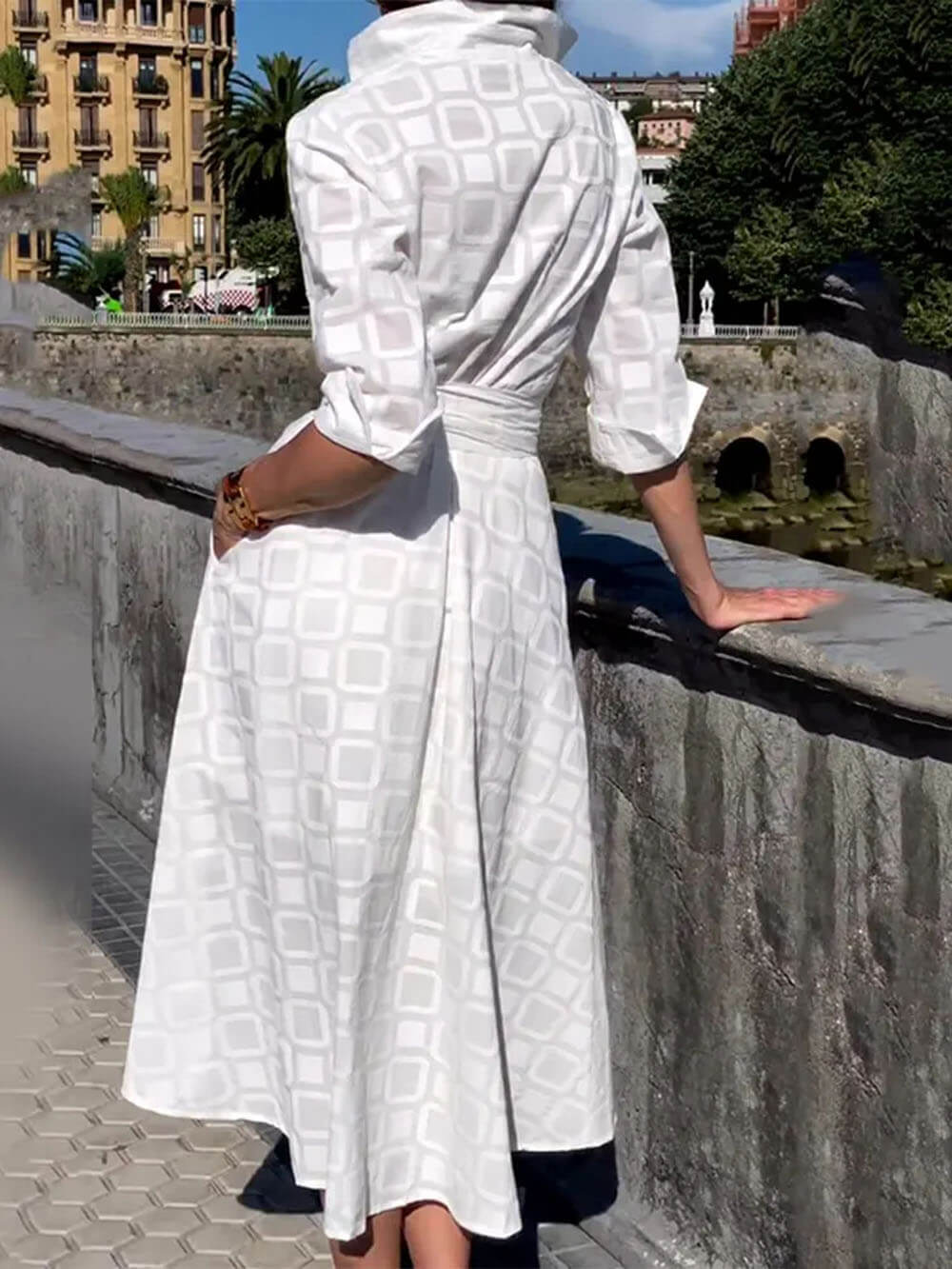 Effortlessly Elegant Dress with a Timeless Design
