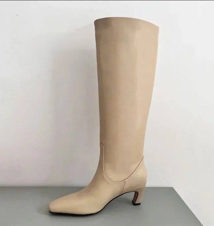 Effortlessly Elegant Boots with a Timeless Design