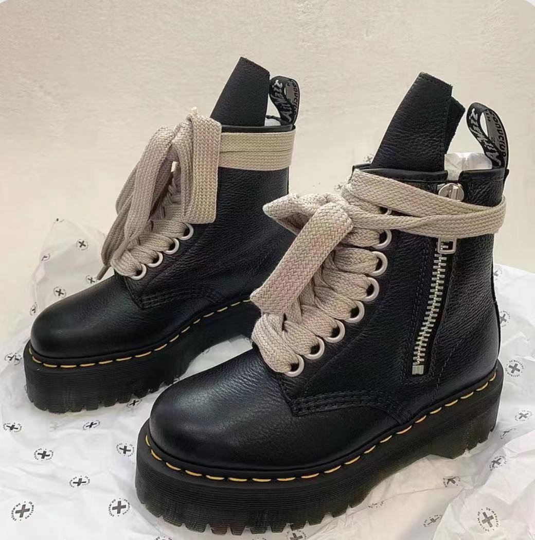Effortlessly Elegant Boots with a Timeless Design