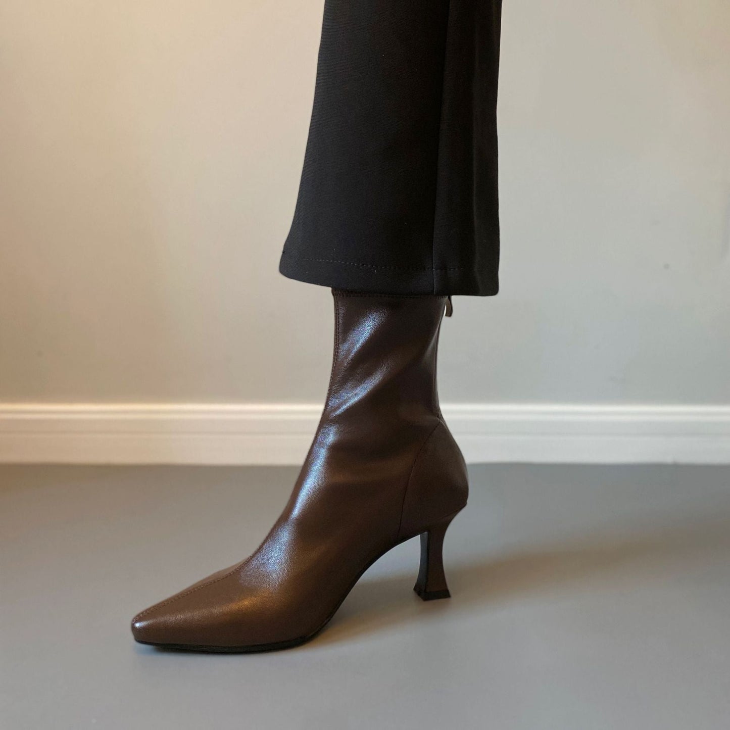 Effortlessly Elegant Boots with a Timeless Design