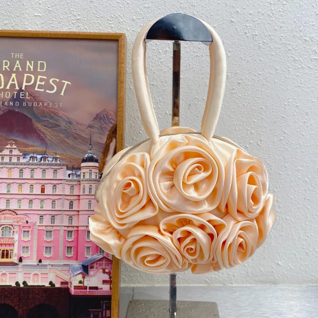 Beautifully Finished Bag in a Timeless Design