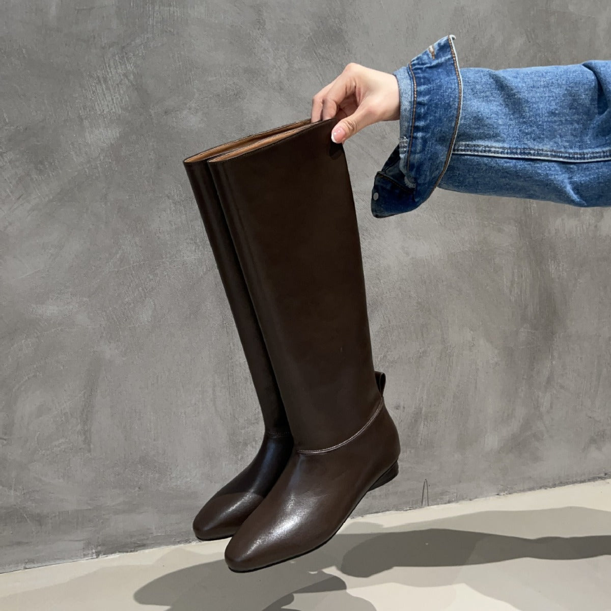 Effortlessly Elegant Boots with a Timeless Design