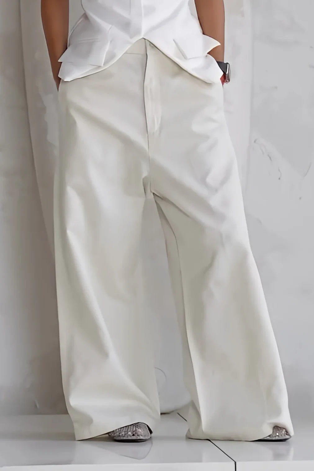 Effortlessly Elegant Pants with a Timeless Design