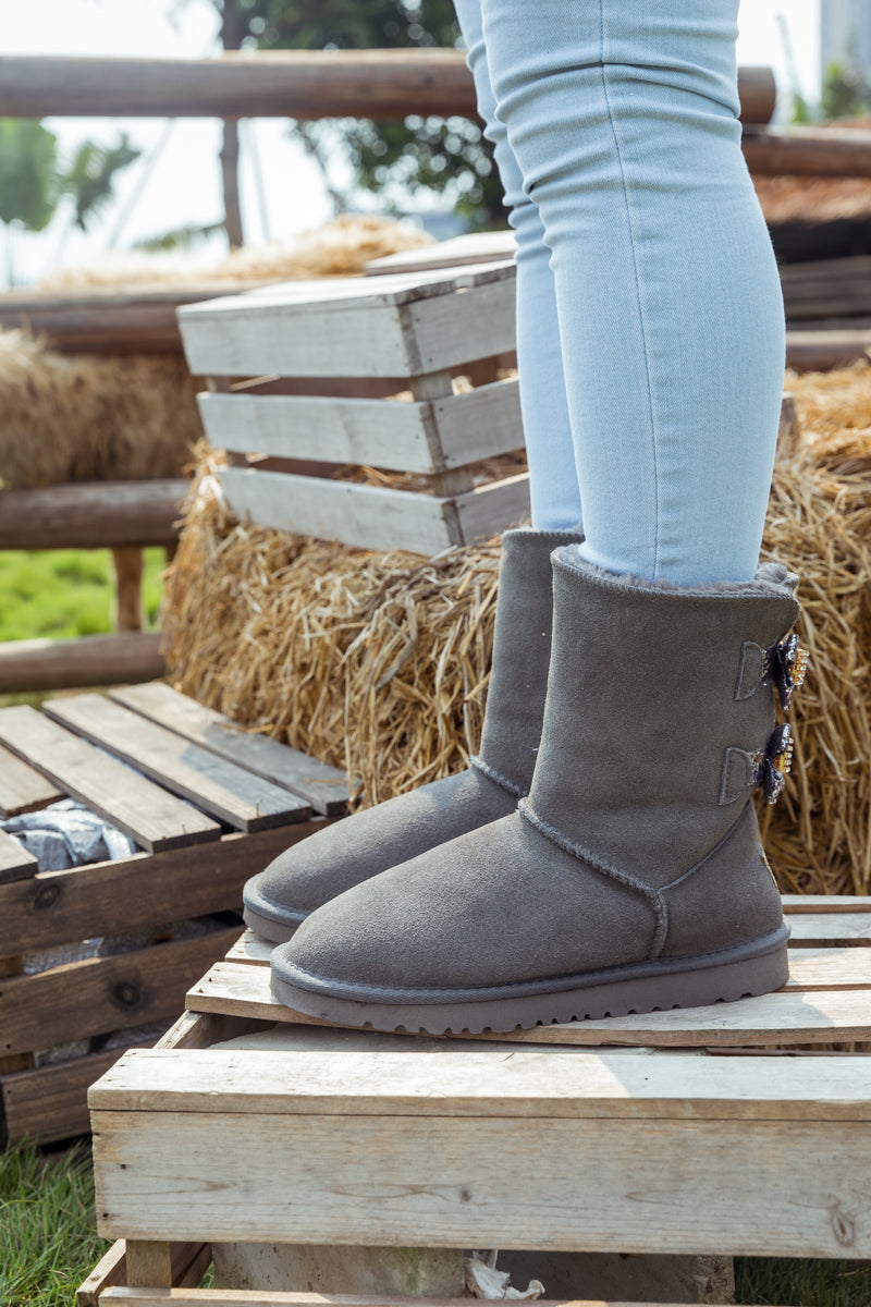 Effortlessly Elegant Boots with a Timeless Design