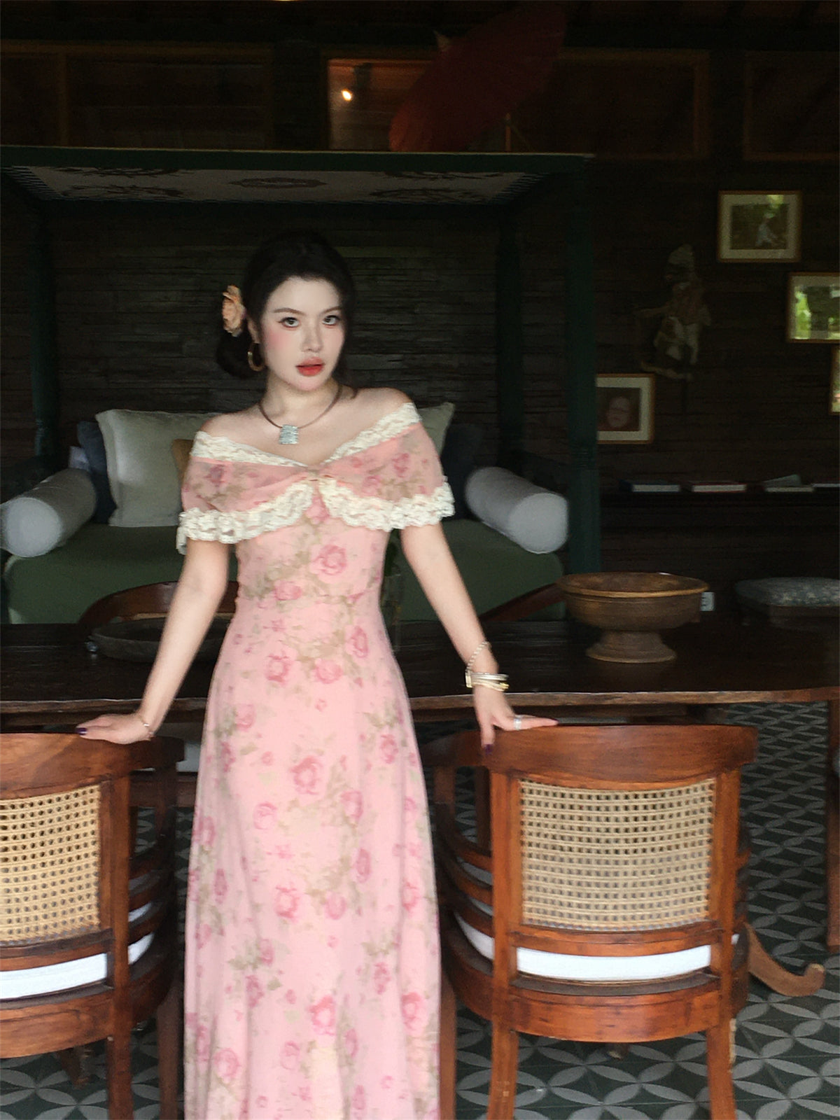 Effortlessly Elegant Dress with a Timeless Design