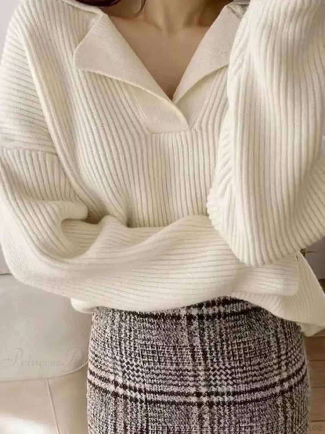 Effortlessly Elegant Sweater with a Timeless Design