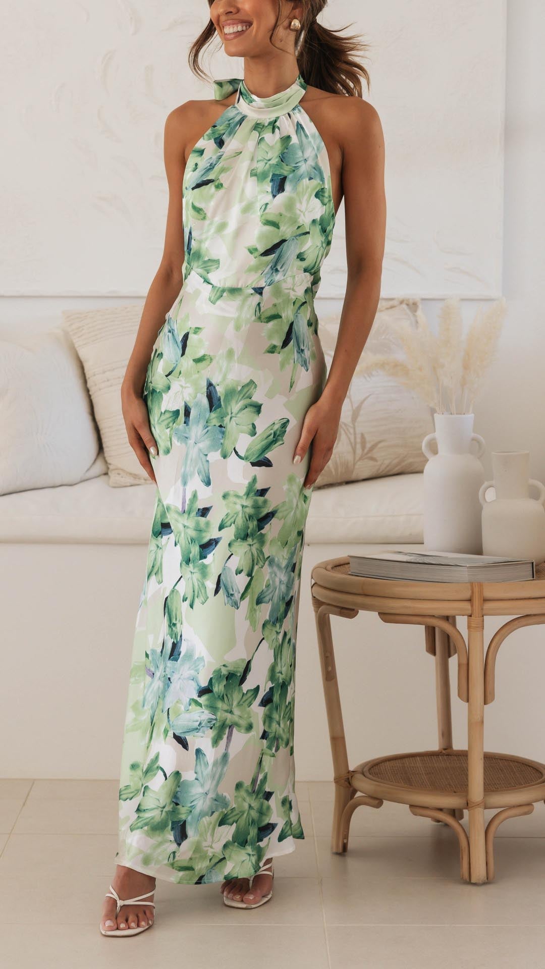 Beautifully Finished Dress in a Timeless Design