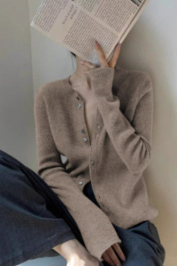 Effortlessly Elegant Cardigan with a Timeless Design