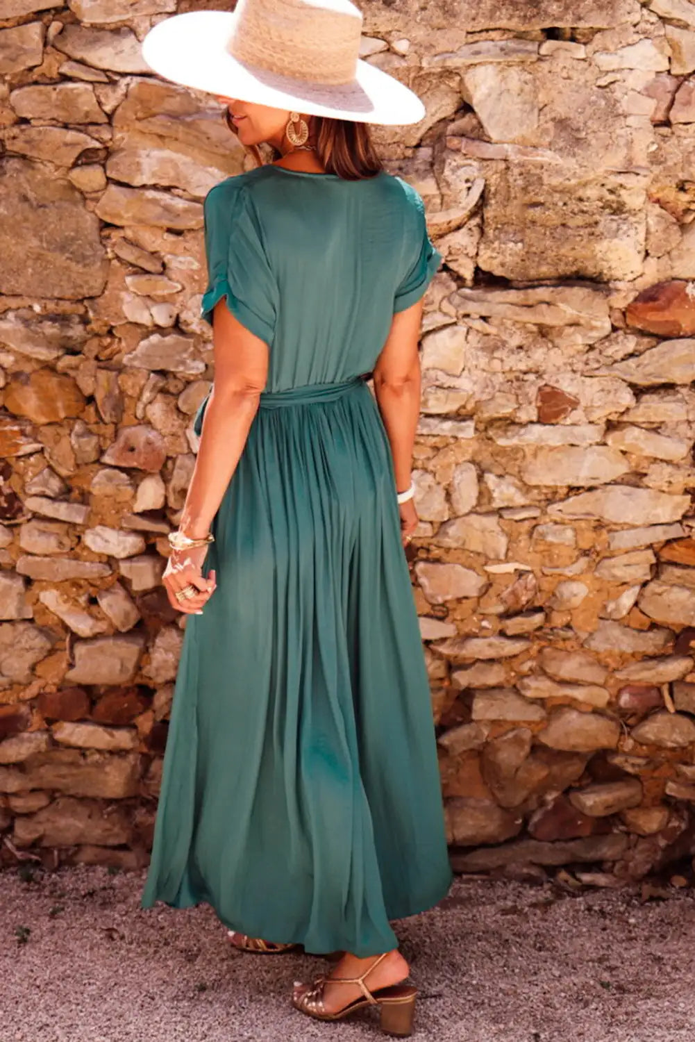 Effortlessly Elegant Dress with a Timeless Design