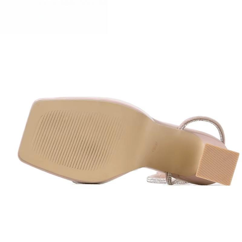 Well Tailored Sandals with a Graceful Silhouette
