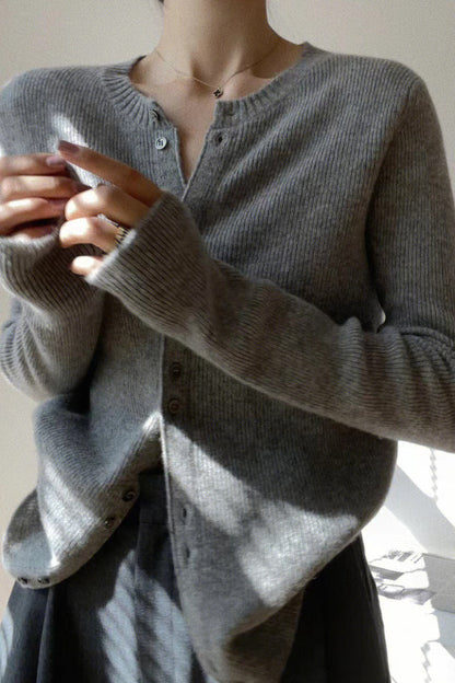 Effortlessly Elegant Cardigan with a Timeless Design