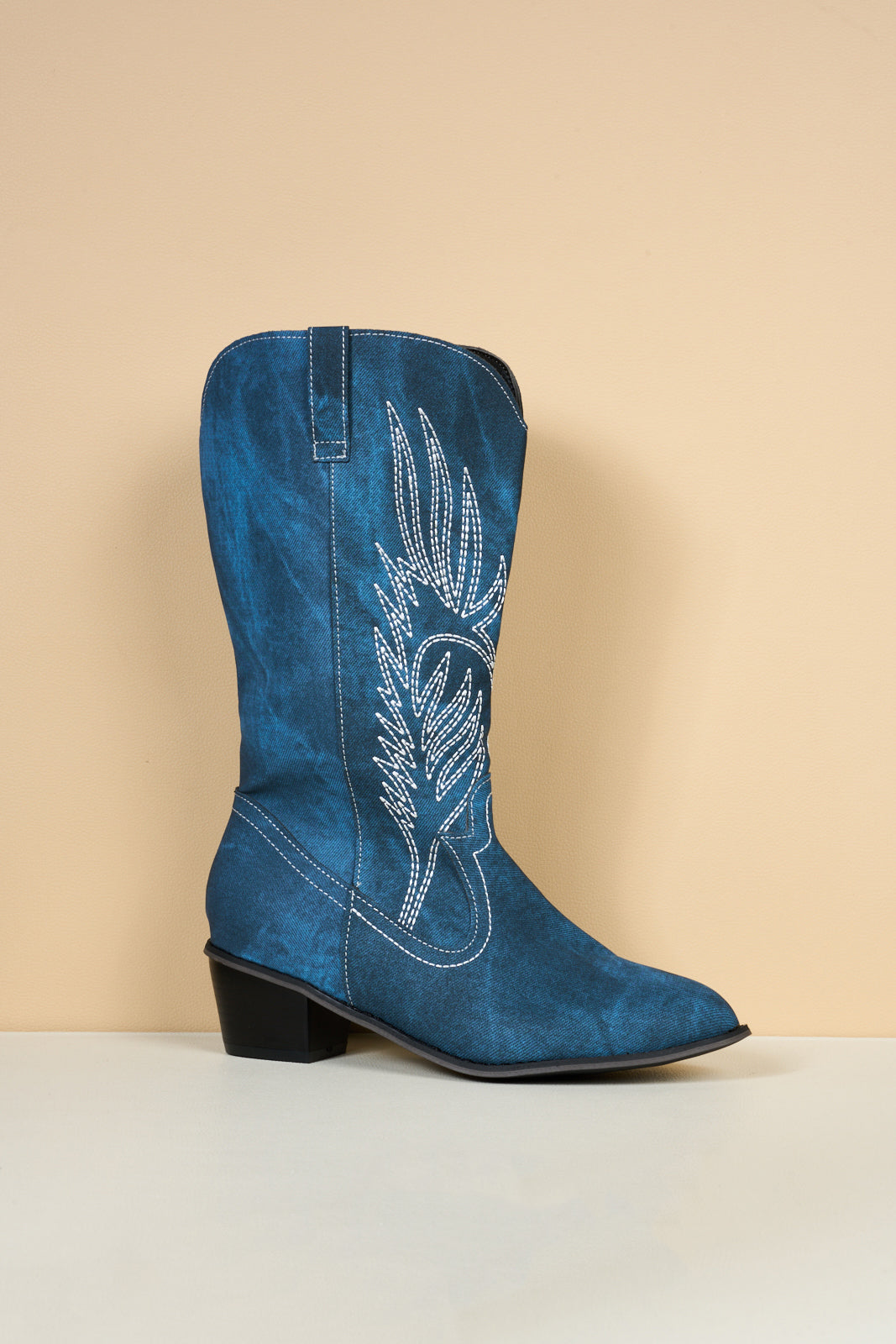 Effortlessly Elegant Boots with a Timeless Design