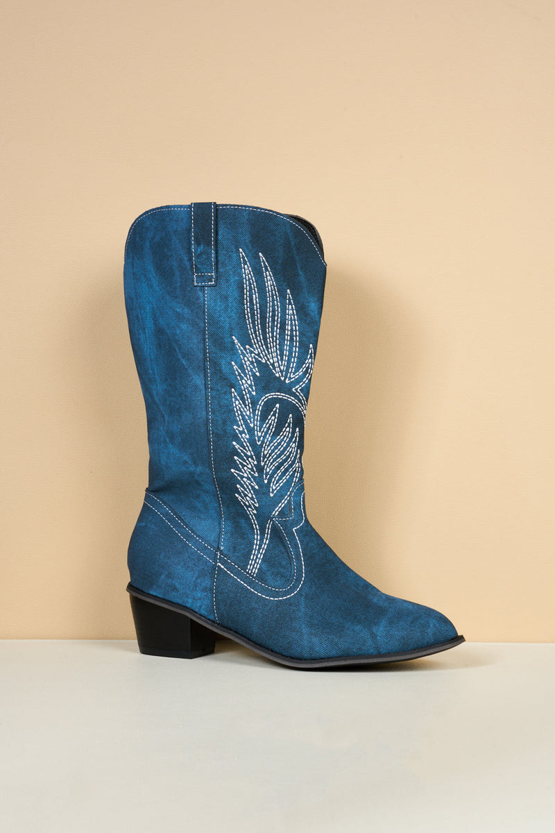 Effortlessly Elegant Boots with a Timeless Design