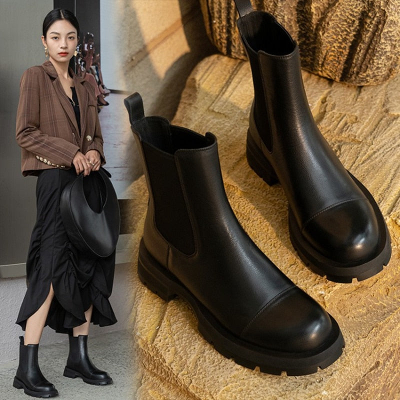 Effortlessly Elegant Boots with a Timeless Design