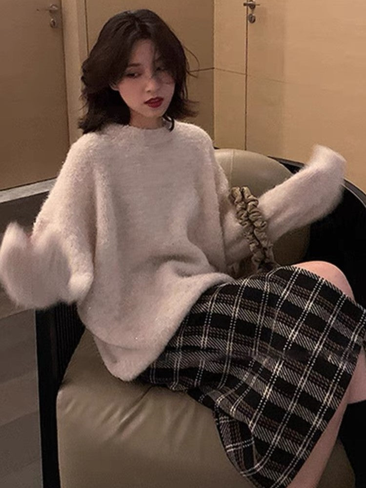 Effortlessly Elegant Sweater with a Timeless Design