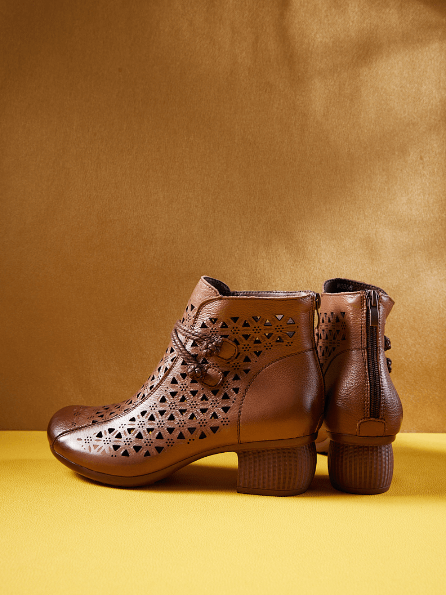 Effortlessly Elegant Boots with a Timeless Design