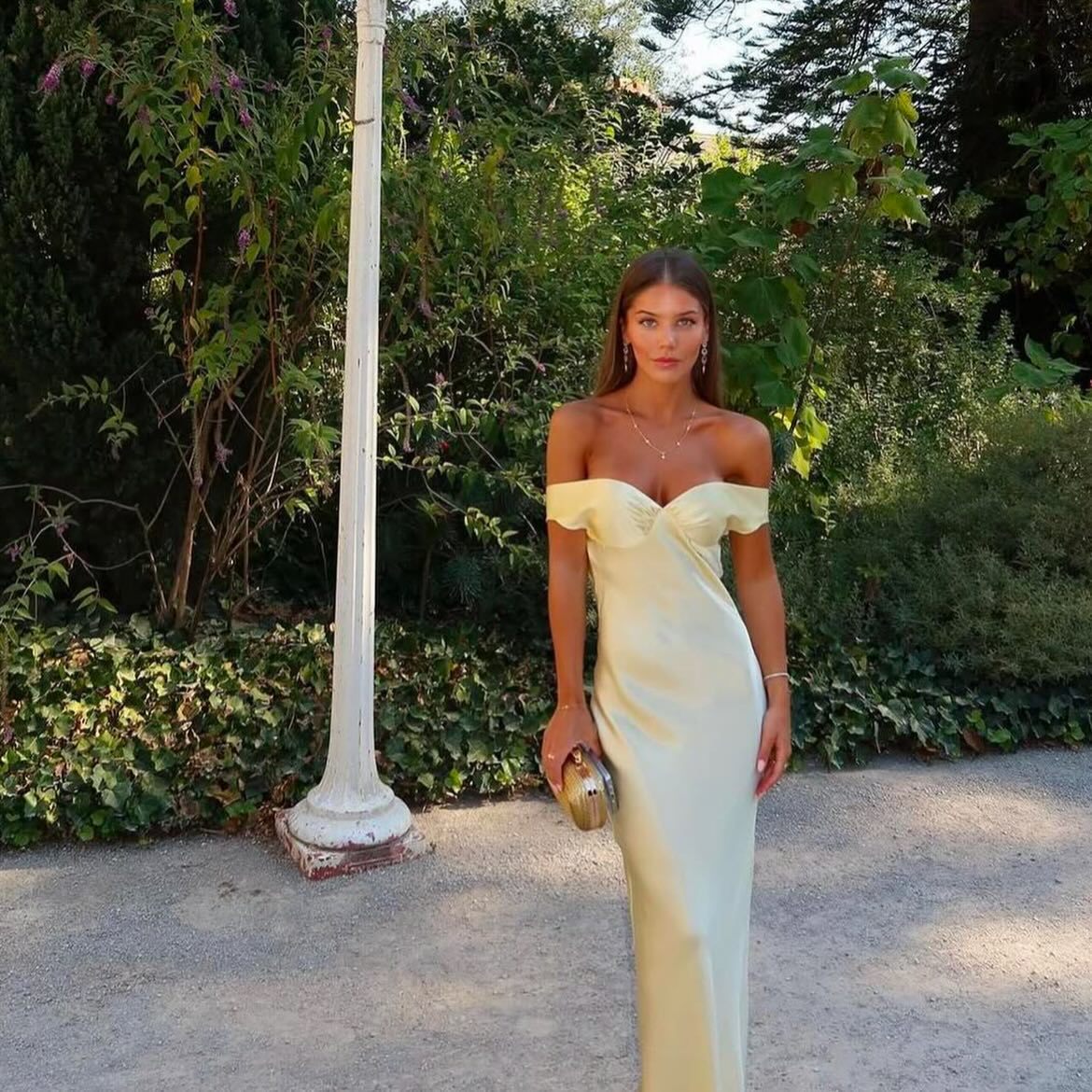 Beautifully Finished Dress in a Timeless Design